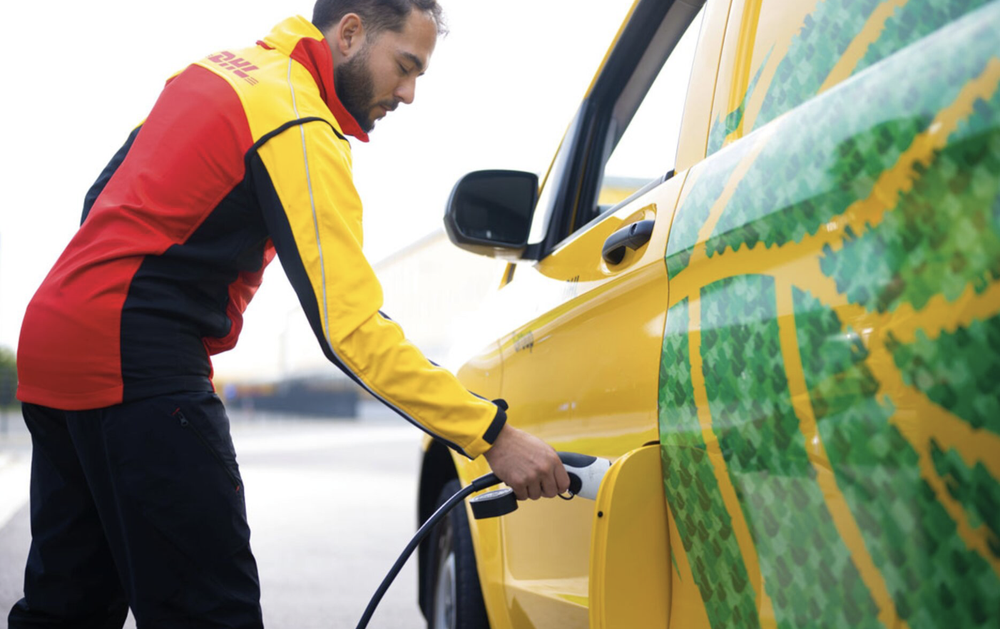 DHL medewerker laadt elektrisch voertuig op
